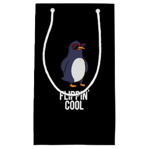 Flippin Cool Funny Penguin Pun Dark BG Klein Cadeauzakje