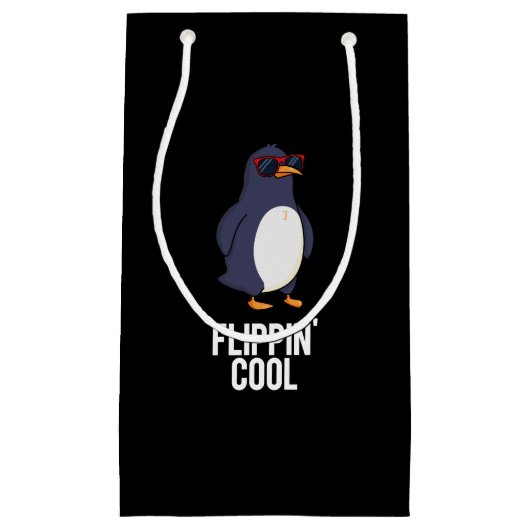Flippin Cool Funny Penguin Pun Dark BG Klein Cadeauzakje (Voorkant)