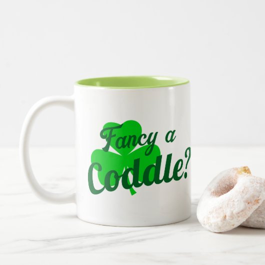 Flirt Fancy een Coddle Cuddle Funny Irish Gezegde Tweekleurige Koffiemok (Met donut)