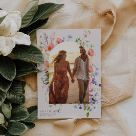 Flirterige Bloemrijke Weide | Zomer Huwelijksfoto Save The Date