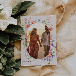 Flirterige Bloemrijke Weide | Zomer Huwelijksfoto Save The Date
