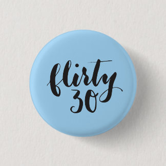 Flirty 30 Script Funny Birthday Ronde Button 3,2 Cm
