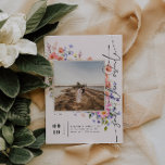 Flirty Floral Meadow | Zomer bruiloft foto Save The Date<br><div class="desc">Met kleurrijke wilde bloemen die uw foto omlijsten. Personaliseer door namen, datum, locatie, QR-code en andere details toe te voegen. Hallo zomer! Geef uw zomerbruiloft een levendige energie en gedurfde kleurspatten met dit heldere kleurenpalet. Dit collectie is de perfecte manier om de prachtige tinten die de zomer brengt te benadrukken....</div>