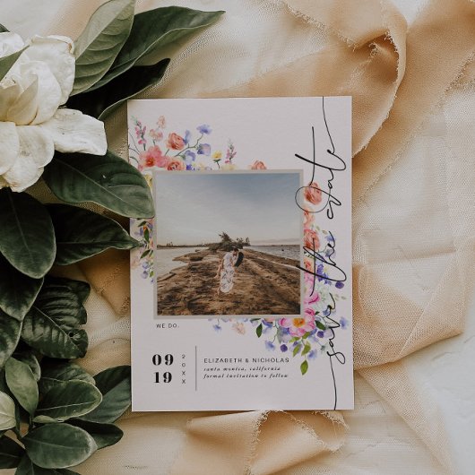 Flirty Floral Meadow | Zomer bruiloft foto Save The Date