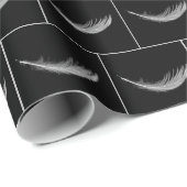 Floating White Feather On Black Cadeaupapier (Rol Hoek)