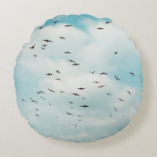 Flock of grey dove fly on vintage blue sky. above rond kussen