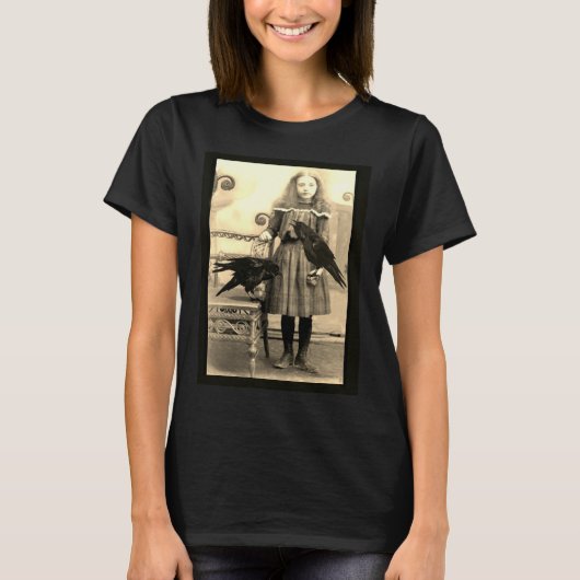 Flora & her Pet Ravens T-shirt (Voorkant)