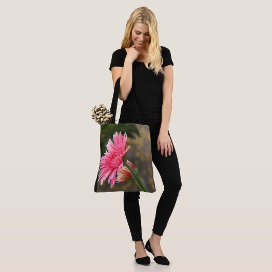  floraal; Grote roze Gerbera Daisy Tote Bag (Op model)