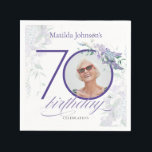 Floral 70th Birthday Paars Wisteria Custom Photo Servet<br><div class="desc">Floral 70th Birthday Paars Wisteria Custom Photo Napkins. Het is een delicaat en vrouwelijk paars thema met de titel floral and botanical, dat het thema is van de verjaardagsfeestdag Het bevat prachtige wistterijbloemen en een aangepaste foto die je in je eigen land kunt veranderen! De ontwerper is altijd klaar om...</div>