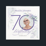 Floral 70th Birthday Paars Wisteria Custom Photo Servet<br><div class="desc">Floral 70th Birthday Paars Wisteria Custom Photo Napkins. Het is een delicaat en vrouwelijk paars thema met de titel floral and botanical, dat het thema is van de verjaardagsfeestdag Het bevat prachtige wistterijbloemen en een aangepaste foto die je in je eigen land kunt veranderen! De ontwerper is altijd klaar om...</div>