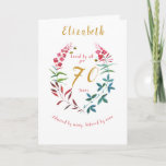 Floral 70th Birthday Waterverf Rode Blauwe bloemen Kaart<br><div class="desc">70ste verjaardagskaart. Zachte waterverf met roze,  rode,  blauwe en groene bloemen. De bijen maken de zomer af alsof ze de kaart aanvoelen. Bewerk eenvoudig de belangrijkste gegevens op de kaart met de sjabloon die u hebt opgegeven.</div>