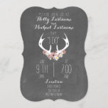 Floral Antlers Chalkboard Geïnspireerd huwelijk Kaart<br><div class="desc">Een trouwuitnodiging met een afbeelding van een paar witte hertengeweerd met roze en witte daisies.  Achtergrond is het karton geïnspireerd.  Pas de tekst aan.</div>