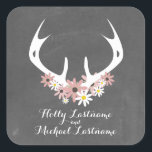 Floral Antlers   Chalkboard Geïnspireerd huwelijk Vierkante Sticker<br><div class="desc">Een trouwsticker met een illustratie van een paar hertengeweien met roze en witte mazen.  Achtergrond is het karton geïnspireerd.  Pas de tekst aan met uw namen.</div>