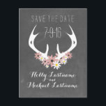 Floral Antlers   Chalkboard geïnspireerd sparen de Aankondigingskaart<br><div class="desc">Een bruiloft redt het date-briefkaart met een afbeelding van een paar hertengeweerd met roze en witte daisies. Achtergrond is het karton geïnspireerd.  Pas de tekst aan.</div>