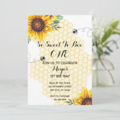 Floral bee first bee day Birthday Invitation Kaart (Staand voorkant)