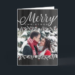 Floral & Berries Chalkboard Merry-kerstfoto Feestdagen Kaart<br><div class="desc">Deze elegante foto-kerstkaart bevat witte accenten van poinsettias, pijndenkeien en dennentakken met een aanraking van rode bessen, allemaal op een achtergrond van het bord. Haal "oohs and aahs" van familie en vrienden dit kerstseizoen wanneer je een unieke en trendy groet stuurt van DoodleLulu tegen 2 juni bugs design! Neem contact...</div>
