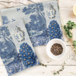 Floral Birds English Garden Toile Blue and White Theedoek<br><div class="desc">Dit prachtige collage-ontwerp is gemaakt uit een brede selectie  illustraties in Delft blue en white. Het bestaat uit een laag op een laag van schrift met handschrift,  potten,  waterverf botanische illustraties van vogels,  bloemen en bladeren,  en meer. Grafisch ontworpen door internationaal erkende kunstenaar en ontwerper,  Audrey Jeanne Roberts,  copyright.</div>