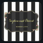 Floral Black White Stripes Wedding Custom Vierkante Sticker<br><div class="desc">Romantisch en elegant ontwerp met delicate hoekbloemen, uniek semitransparent ornament met gouden lijst op een zwarte en witte strepen achtergrond. Een gouden folie huwelijksmanuscript voegt een speciale aanraking aan uitnodiging toe. Het gebruik past het hulpmiddel aan om alle noodzakelijke informatie toe te voegen. Zo, kunt u al bestaande tekst veranderen...</div>