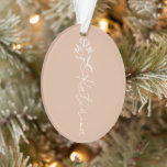 Floral Blush Persoonlijke kerstnaam Ornament<br><div class="desc">Deze mooie kerstversiering van Floral Blush met persoonlijke naam is het perfecte cadeau voor iedereen op je lijst! Het is een mooi siermiddel dat gepersonaliseerd kan worden met elke naam. Dit is een speciaal en uniek geschenk dat de komende jaren zal worden gekoesterd.</div>