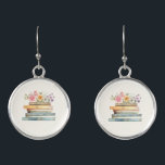 Floral Books Oorringen<br><div class="desc">Show je liefde voor literatuur met de Wildflower en Books stapel boeken oorbellen, een charmant en stijlvol accessoire voor boekenliefhebbers en bruiden-to-be. Met delicate handgeschilderde waterverf-illustraties van boeken in zacht roze, blauw, groen en goud, brengen deze lichtgewicht oorbellen een vleugje grillige elegantie aan elke outfit. Of het nu op het...</div>