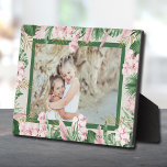 Floral Border Foto Easel tropische Waterverf Fotoplaat<br><div class="desc">De plaatjes van de tablet met een ingebouwde esel zijn voorzien van uw favoriete foto voorzien van prachtige tropische waterverf bloemen en groen op ELKE COLOR-ACHTERGROND. VERANDERT de datum naar het huidige jaar of u kunt deze verwijderen of meer informatie toevoegen. Geweldig als geschenk of om je favoriete foto in...</div>