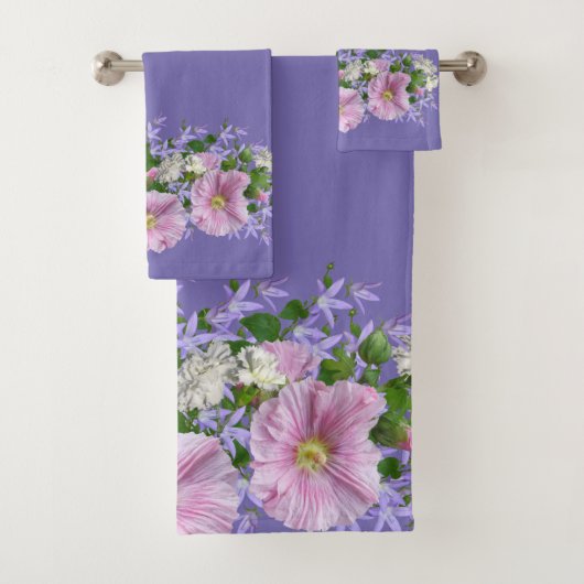 Floral Border Hollyhocks op Periwinkle Background Bad Handdoek (Insitu)