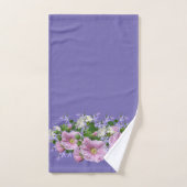 Floral Border Hollyhocks op Periwinkle Background Bad Handdoek (Handdoek)