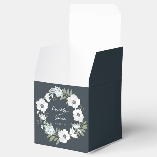Floral bruiloft met witte adem bedankdoosjes (Geopend)