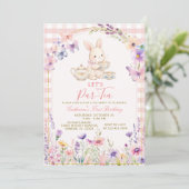 Floral Bunny Tea Party Birthday Pink Gingham Kaart (Staand voorkant)