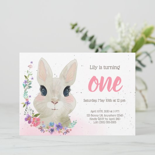 Floral Bunny verjaardagsfeestje uitnodiging | Pase (Staand voorkant)