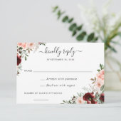 Floral Burgundy Blush Greenery RSVP reageren Kaart (Staand voorkant)