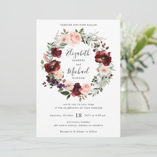 Floral Burgundy Blush Greenery Wreath Invitation Kaart (Staand voorkant)