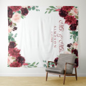 Floral Burgundy & blush Mr & Mrs wedding backdrop Wandkleed (In Situ (horizontaal))