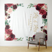 Floral Burgundy & blush Mr & Mrs wedding backdrop Wandkleed (In Situ (horizontaal))