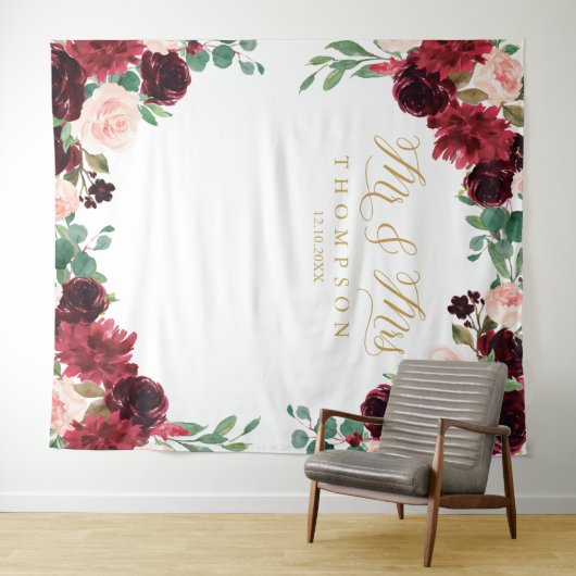 Floral Burgundy & blush Mr & Mrs wedding backdrop Wandkleed (In Situ (horizontaal))