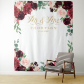 Floral Burgundy & blush Mr & Mrs wedding backdrop Wandkleed (In situ)
