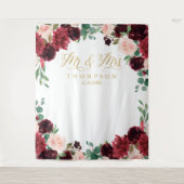 Floral Burgundy & blush Mr & Mrs wedding backdrop Wandkleed (Voorkant)