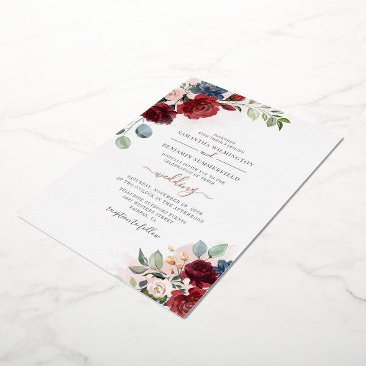 Floral Burgundy Botanical Script Weddenschap Roos Folie Uitnodiging (Gedraaid)