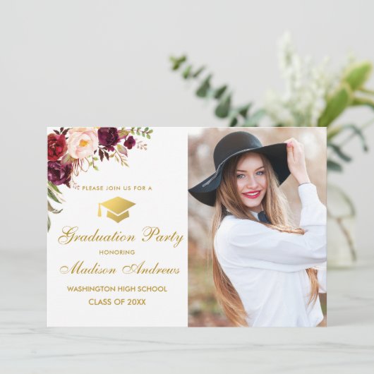 Floral Burgundy Gold Photo Graduparty nodigt uit Kaart (Staand voorkant)