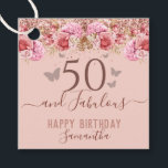 Floral Butterflies Pink Happy 50th Birthday Bedankjes Labels<br><div class="desc">Meisjes glitter,  milleniumroze achtergrond,  met fancy manuscriptnaam typografie. Fijne 50 jaar en geweldige sjabloon voor verjaardagsontwerp. Roze en vlinderbovengrens. Geweldig voor de 50e viering.</div>