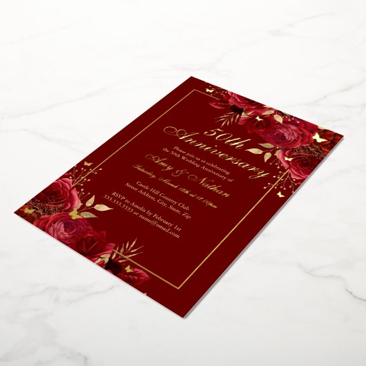 Floral Butterfly Red 50th Wedding Jubileum Folie Uitnodiging (Gedraaid)