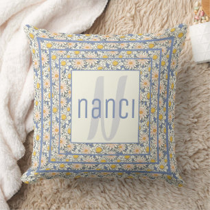  Floral Charm Monogrammed Kussen