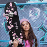 Floral Cherry Blossom Monogram Black Pink Girly Persoonlijk Skateboard<br><div class="desc">Roze zwarte botanische Japanse kersensbloesem voor tieners. Pas dit Skateboard aan met de naam van uw dochter!</div>