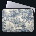 floral chic blauw toile de jouy monogram laptop sleeve<br><div class="desc">Elegante Blauwe toile de jouy monogram laptophoes. Mooie naadloze toile de jouy-prints Blauw op een witte achtergrond. Toile is een all time rage op dit moment, dit is een elegante en toile de jouy met een exotisch damast-patroon, een leuke stijl die momenteel trending is voor home decor, kleding, mobiele en...</div>