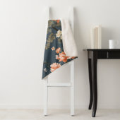 Floral Chinoiserie op Denim Blue Sherpa Deken (In situ)