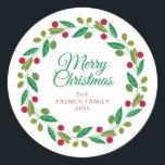 Floral Christmas Wreath familienaam Ronde Sticker<br><div class="desc">Bloemen Kerst Krans Familienaam Classic</div>