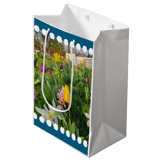 Floral Custom Gift Bag Medium Cadeauzakje (Voorkant Gekanteld)