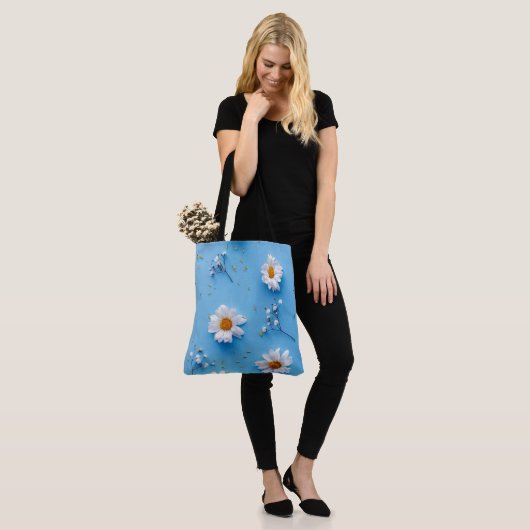 Floral Daisy Pattern - Lichtblauw Tote Bag (Op model)