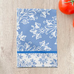 Floral Damask White Cornflower Blue met Border Theedoek<br><div class="desc">Een keukenhanddoek met een elegant vouw patroon van  maissoorten en bladeren met witte rollen op korenbloemblauw,  met een blauwe rand op wit.</div>