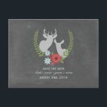 Floral Deer Chalk geïnspireerd om de datum op te s Aankondigingskaart<br><div class="desc">Een bruiloft slaat de datum op met een afbeelding van rode en blauwe bloemen en groen rond de busten van een buck en doe. Achtergrond is het karton geïnspireerd.  Pas de tekst aan.  Zoek naar huwelijksuitnodigingen en nog veel meer op Jill's Paperie.</div>